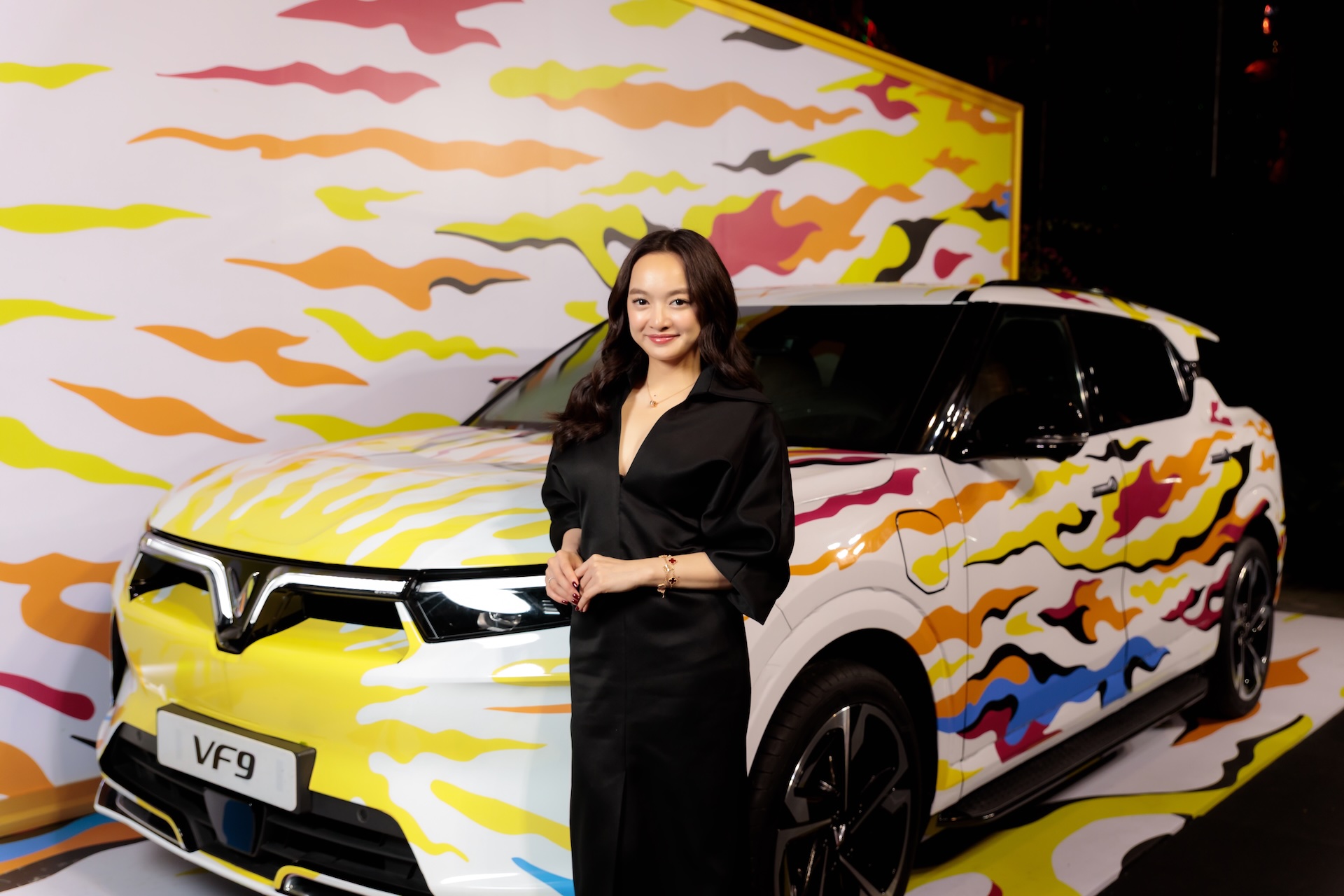 Diễn viên Kaity Nguyễn “check-in” cùng chiếc VF 9 “Nhật Chiếu Hạc Phi”.